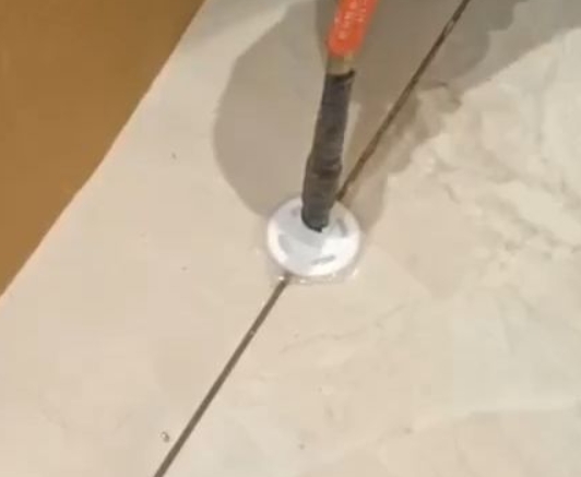 达坂城瓷砖空鼓维修公司专业解答瓷砖在铺贴过程中，如果没有涂抹均匀到位的粘结材料（如水泥砂浆或瓷砖胶），可能会导致以下问题